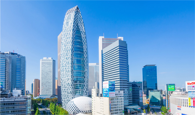 新宿駅周辺の高層ビル群と都市景観の写真