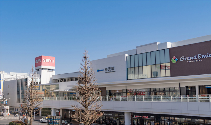    所沢駅前の街並みと商業施設の写真