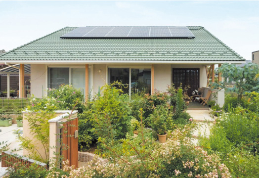 太陽光発電システムを搭載した省エネ住宅の外観写真