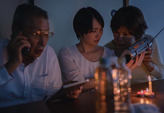 災害時にも安心して過ごせる家族の様子と非常用電源の利用イメージ