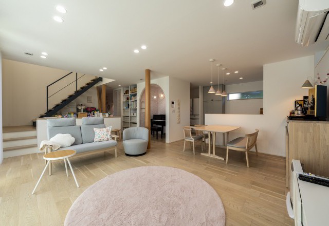 吹き抜けのある明るいリビング～A様邸にて住宅撮影～