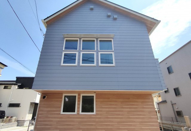 木のぬくもりとガルバの調和。やわらかな表情のお住まい