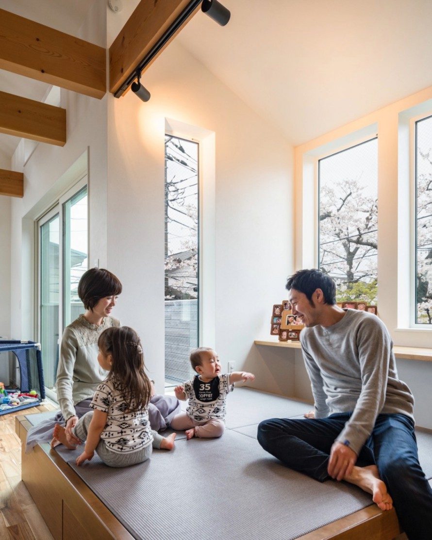 桜の木の中にいるような2階リビングの家