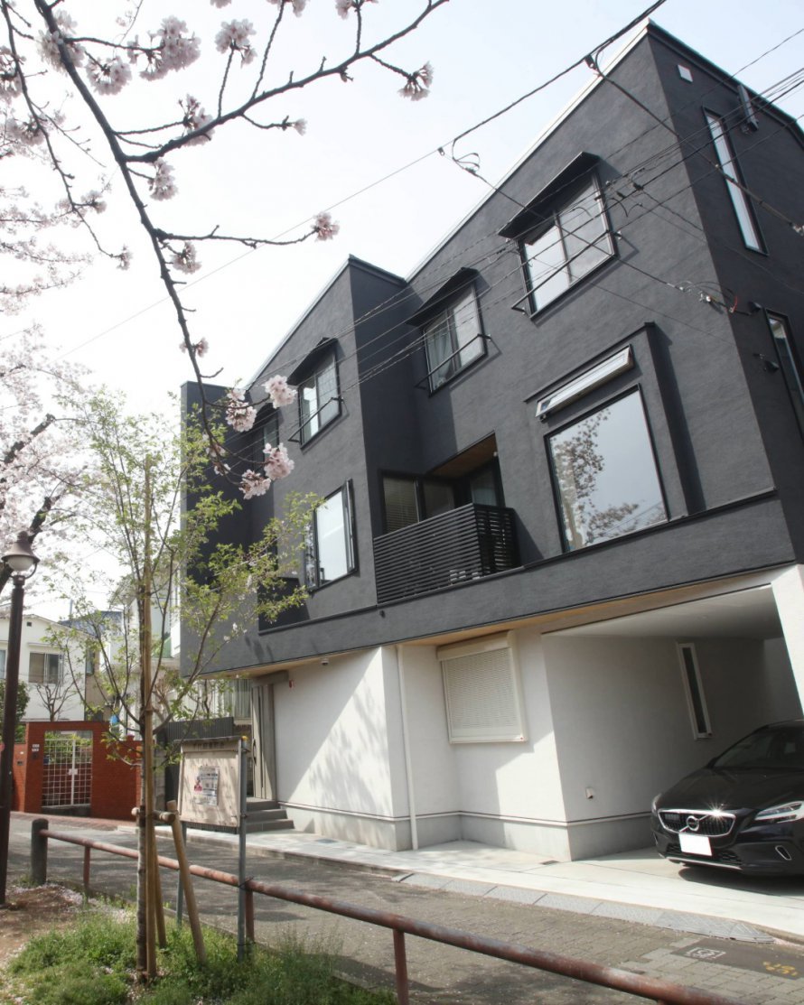 桜並木が目線に広がる都市型４LDKの家