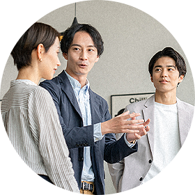 チームで支え合うスタッフ