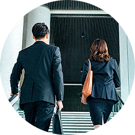 成果を評価される職場の様子