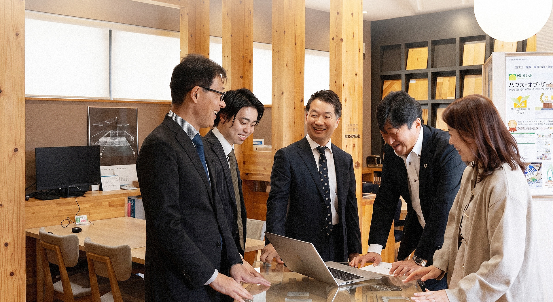 打ち合わせをする高砂建設の社員